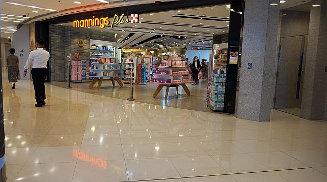 左手に大手ドラッグストアのmaninngs Plusがあります
