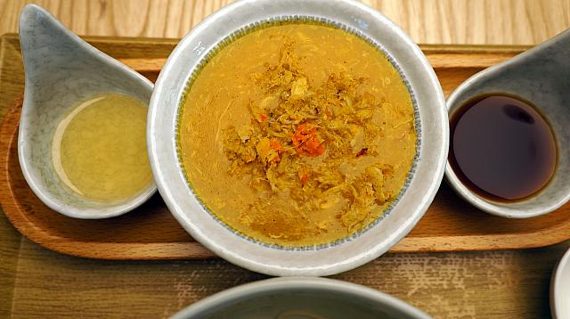 この3つのスープをお好みでかけて食べます