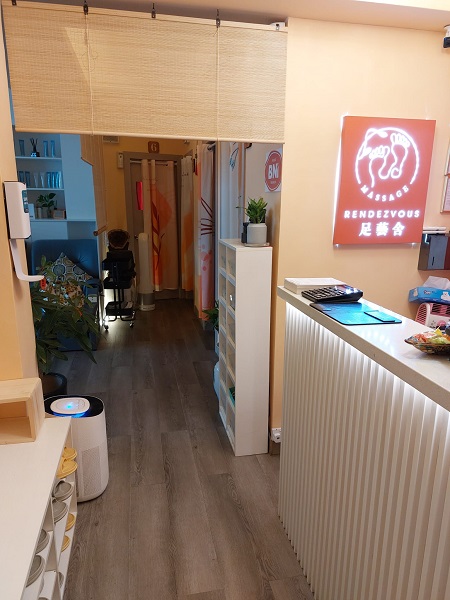 店内へ入った様子。