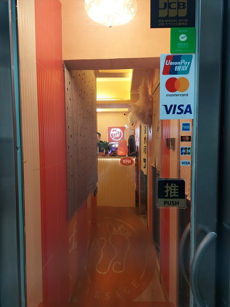 ドアを開ける前はこんな感じです。