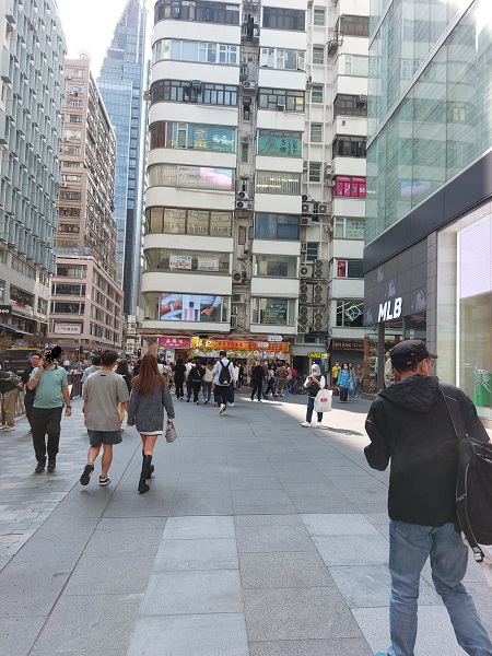 1) アイスクエアを後ろたち、右方向へ進んでいきます。
