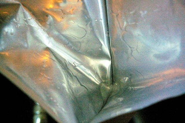 化粧水のような水っぽいエッセンスですが、量はそれほど多くありません。