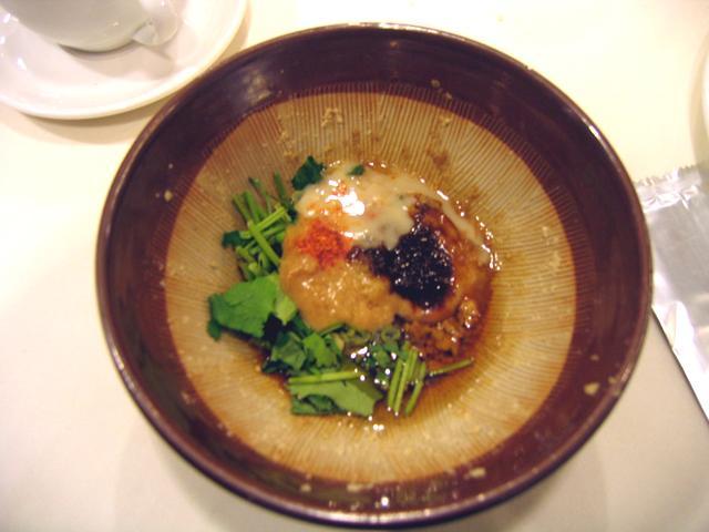 すりつぶしたゴマの中に、ラー油たっぷり、豆板醤たっぷり、ナビはパクチー大好きなのでタップリ入れました！