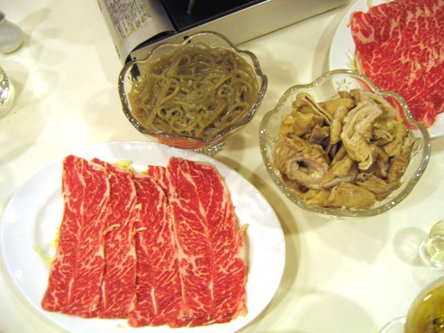 お肉の横のものは何でしょう？　ハイ、正解は豚の腸です。　煮込むとやわらかくって美味しいのですよ。