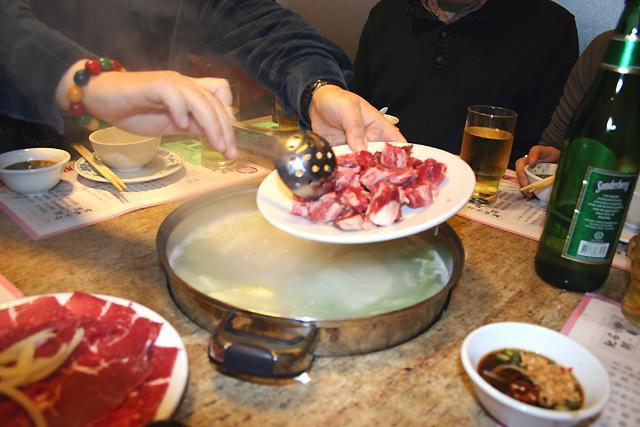 煮込みようの牛肉はどばっとお鍋に入れちゃいます。