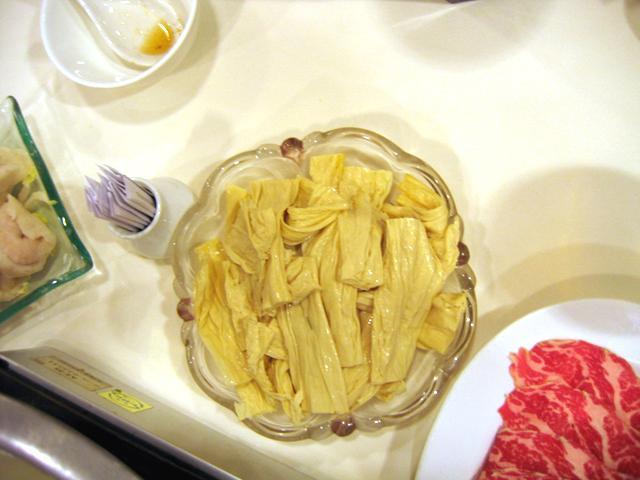さてこれは何でしょう？　ハイ、湯葉です。内臓ではありません。
