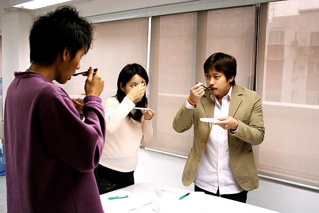 パンチのある味のものではないだけに、「微妙な風味や、口当たり、後味などもしっかり感じ取るように！」の指示に、少々プレッシャーを感じつつの試食です。