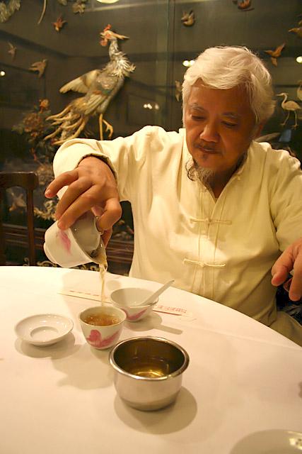 湯のみを洗い終わったら、2杯目のお茶を入れる。