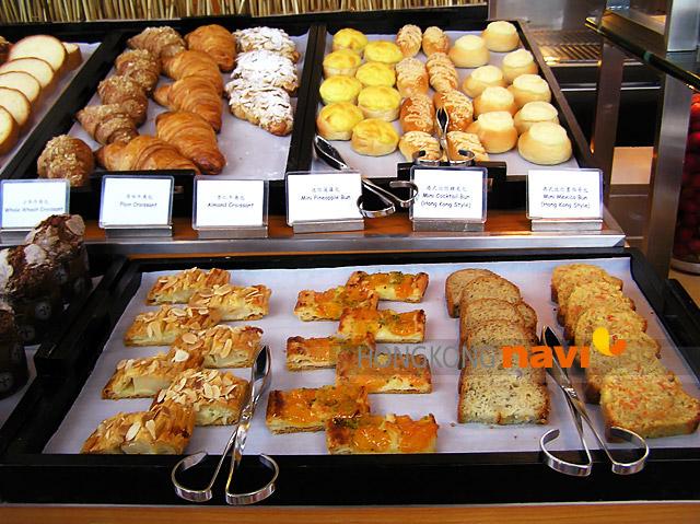 奥右が香港式のミニパン　奥左がクロワッサン3種　手前がパウンドケーキ2種とペイストリー2種 