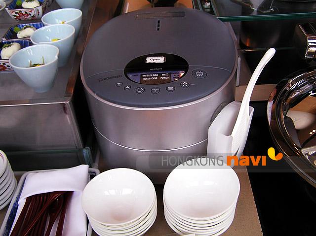 炊き立ての日本米ごはん　この炊飯器が西洋人にとっても人気だそうで 