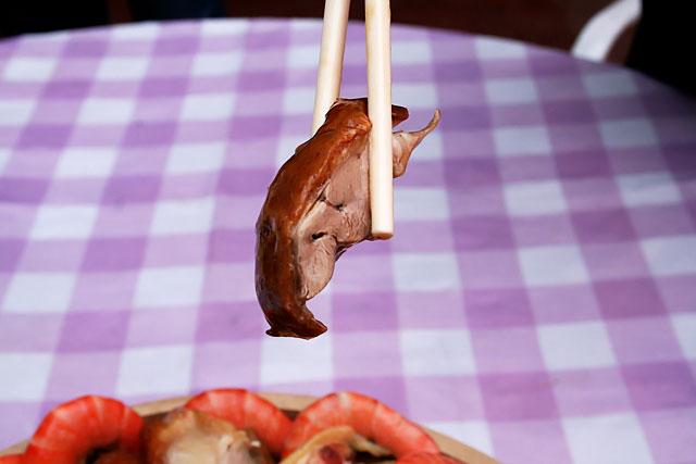 ガチョウのロースト。他の料理の水分をよく吸収し、味が閉じ込められている。見るだけで食欲がそそられる。