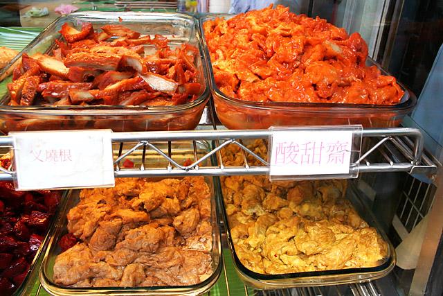 お麩や豆腐から作られた「斎鹵味」。チャーシューに似せたベジタリアンフード「叉焼根」。 