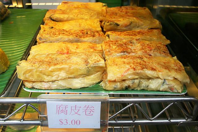 ゆば巻き。中に野菜がいっぱい入っています。ほどよく焦げ目のついた湯葉はとってもおいしそう～。 