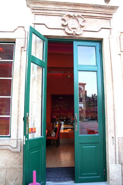 お店の中央から出入りするドアはグリーン。オープンテラスのテーブルと椅子もポルトガル製。
