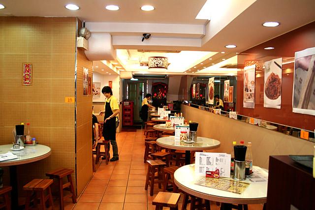 新店の方は、明るくて本店と比べると入りやすい雰囲気。観光客でも気軽に入れそう。 