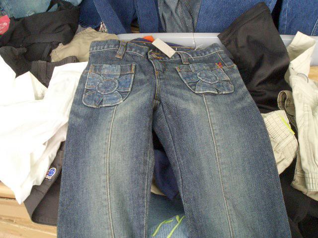 ポケットの花のモチーフがかわいいＧＡＰの女の子用ジーンズ。お尻にほんの少しのほつれありという理由で10香港ドル。家に帰って３針縫ったら無問題！