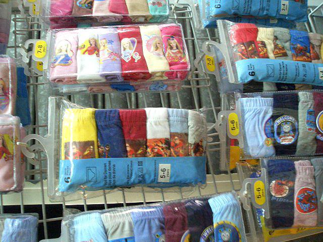 キッズ用パンツセット　男の子用29香港ドル／女の子用25香