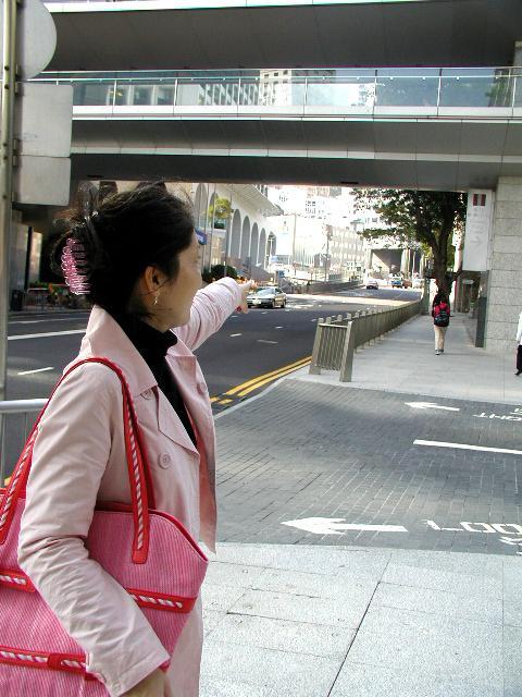 香港で一番古いセントジョーンズ教会の前を歩いている頃にはそろそろピークトラム駅の噴水が見えてきます。