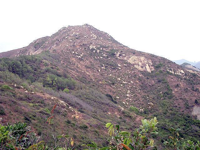 ごつごつした山肌。