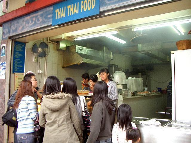 タイのサテーを売るお店のよう。行列ができていました。