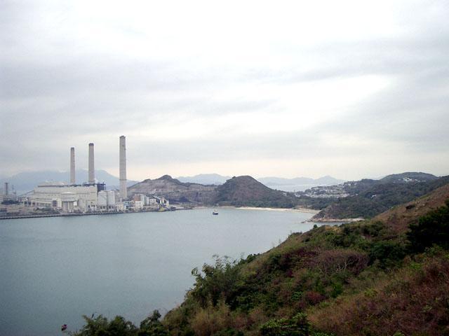 右手が海、左手が山。山を登るにつれ、発電所が小さくなっていきます。