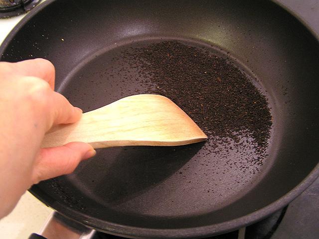 2.　茶葉も同じように香りがたつまで空煎りします（決して焦がさないように）
