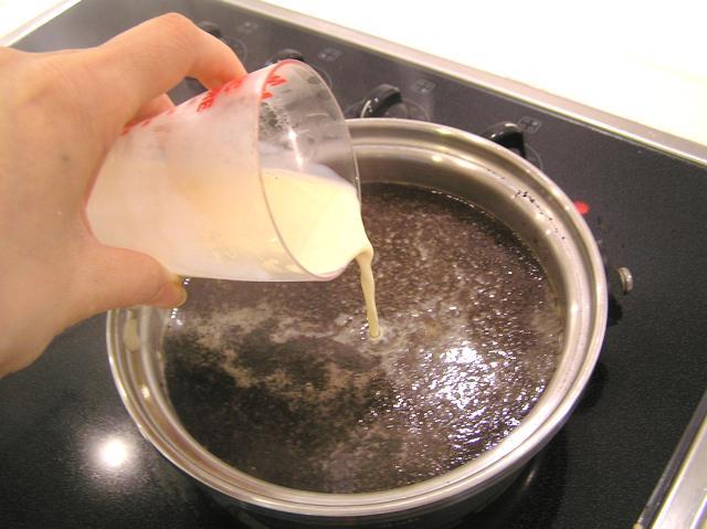 4.蒸らした後、エバミルクを加えます