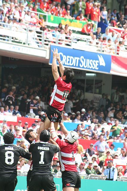 ラインアウトでの日本代表（赤と白のユニホーム。対ニュージーランド戦）