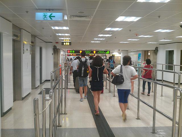 下船し香港側の税関に向かいます