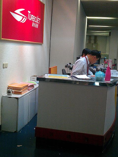 待合室前のカウンターで座席指定を受けます
