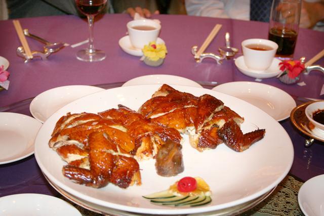蒜香脆焼鶏 焼鶏もおめでたい席には欠かせない料理。やわらかい鶏肉で、すんなりお腹に入ります。