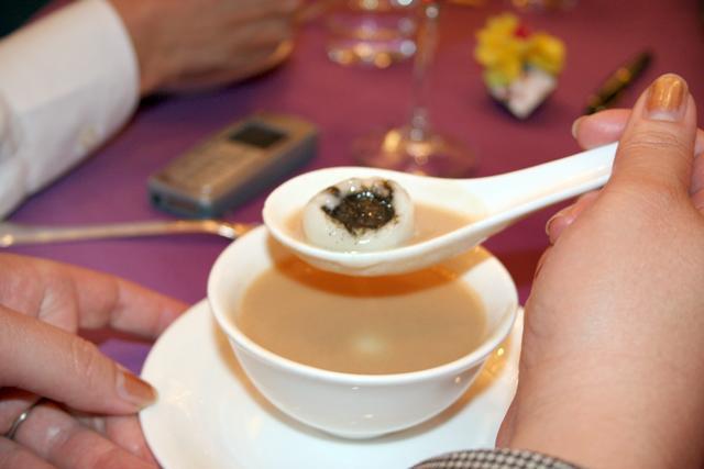 合桃團圓露 くるみの汁に胡麻アン入りの白玉がぴったりマッチしている、スイート。