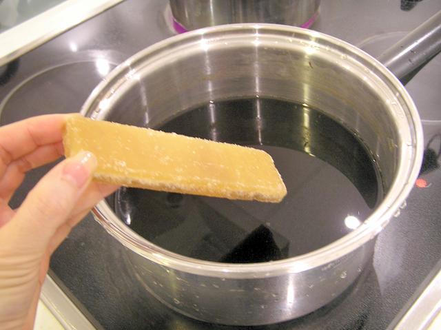 ３、濾した五花茶を鍋に戻し、片糖を加え、煮溶かします