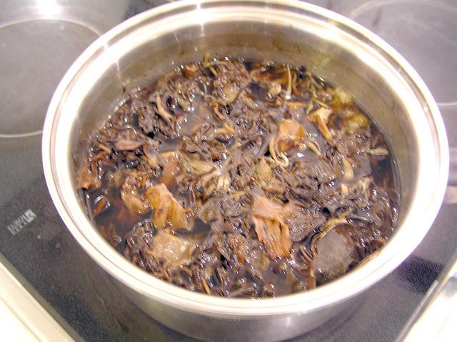 １、鍋に水、五花茶のパックを入れて約40分ほど加熱します