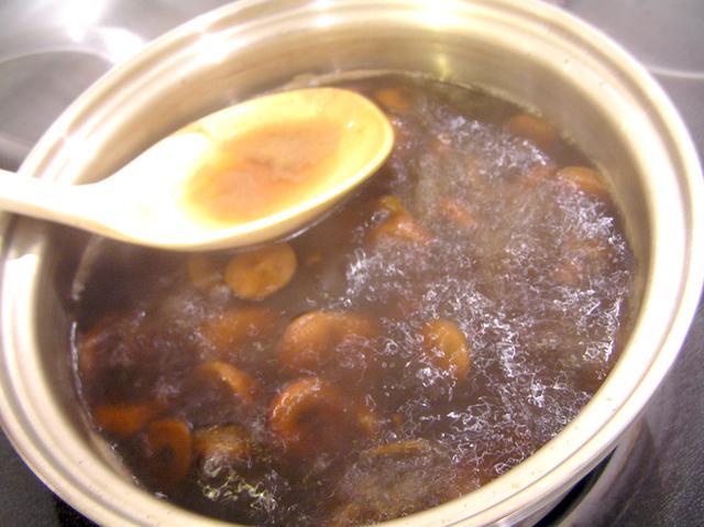 ３、煮出したらザルで濾します