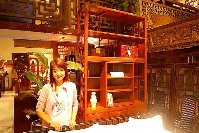 お店のスタッフCammyさんが、特別に2階の高価な中国アンティークを見せてくださいました。 
