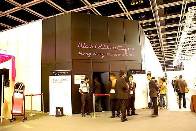 VIPのみが入場できるミニシアター。中では、様々なファッションのビデオなど盛りだくさんですが…….入れませんでした。とほほ。