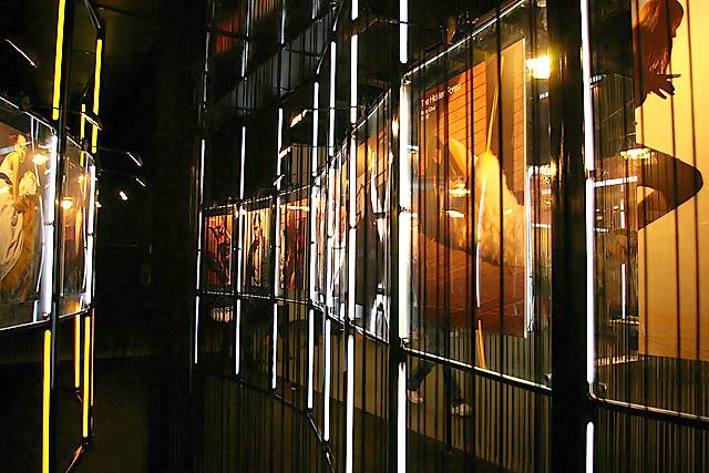 こちらのコーナーは、様々なファッションショーの写真をこんな風にアートな壁を使って、展示していました。迷路みたいです。