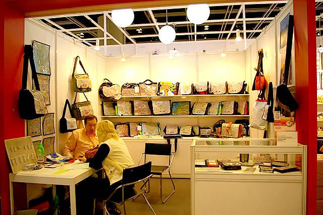 こちらは、フランスの“mapbag”。地図を鞄にしちゃうなんて、面白い発想です。 
