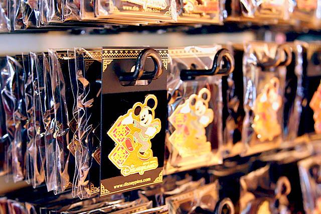 ピンバッチも限定アイテムがいっぱい！