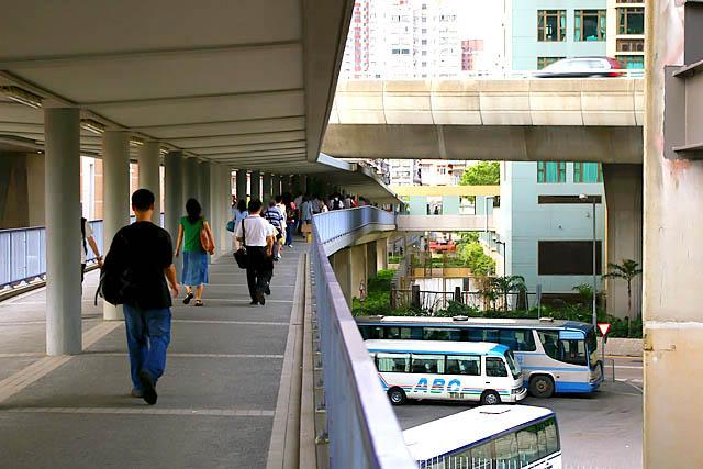 2. 直結した歩道橋を使用して