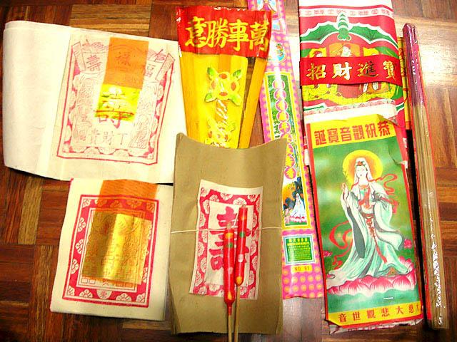 とりあえず香港初詣初心者のナビも購入してみました。中身を広げて見てみると……お線香、蝋燭、備えて燃やす札などなど。これで、十分準備は整いました。