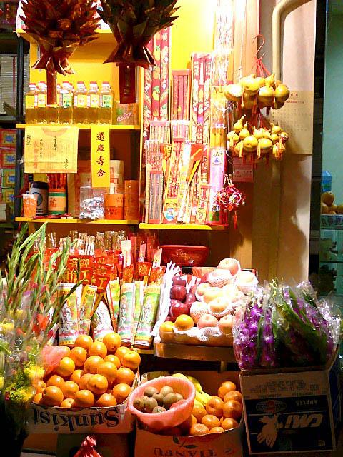 一般的なお供え物は、花、果物、精進料理に使われる野菜などです。