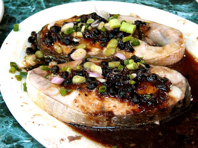 「豉汁蒸魚」これは白身の海魚（馬友）のトウチ蒸し。