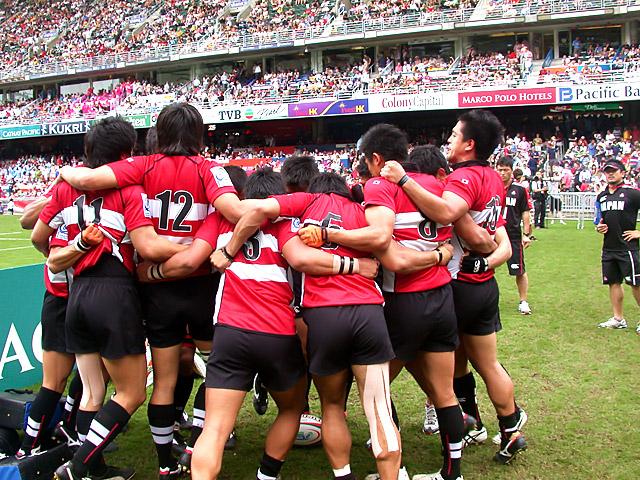 試合前に円陣を組んで気合いを入れる日本人選手