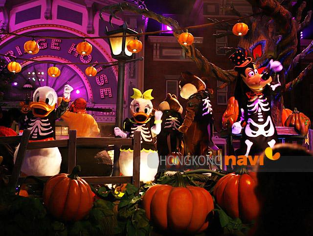 おなじみのドナルド、デイジー、プルー
ト、 チップとデイルもみんなスケルトン
衣装を きています。