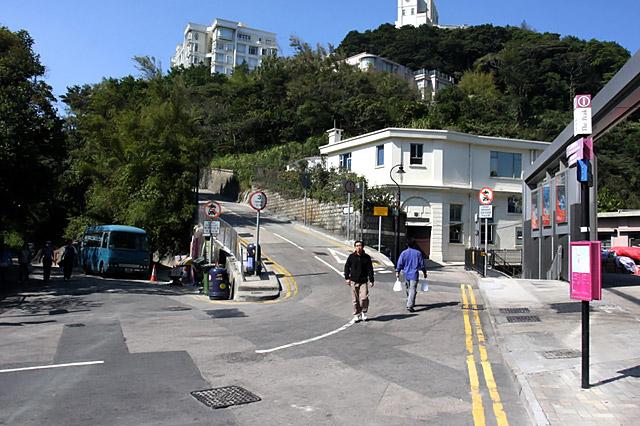 道が3つに分かれているので盧吉道（ルガード
ロード）への看板に沿って進んで下さい。 