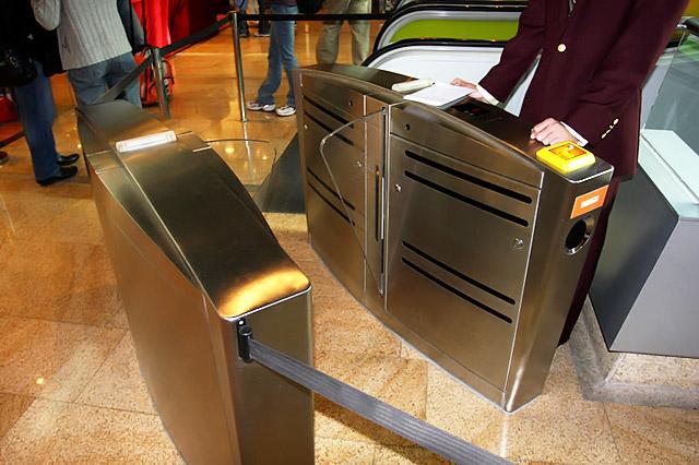 ここでもオクトパスカードを持っているとチケットを買う手間が省け便利です。