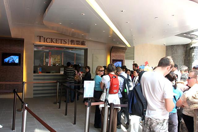 仕方がないので並ぼうか、と思ったそ
の時、なんとなく列の左手に空洞を見
つけました。まさか？もしや？そうで
す。裏技です。オクトパスカードです
！！ 