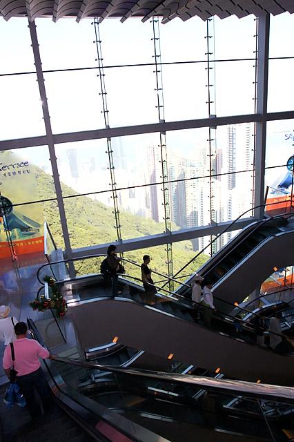 スカイテラスへはひたすらエスカレーターを上に上がります。